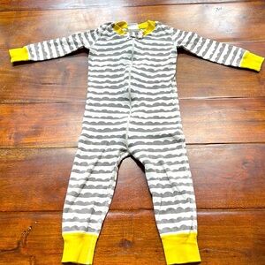 Hanna Andersson grey + white pseudo chevron print onesie pajama w yellow cuffs